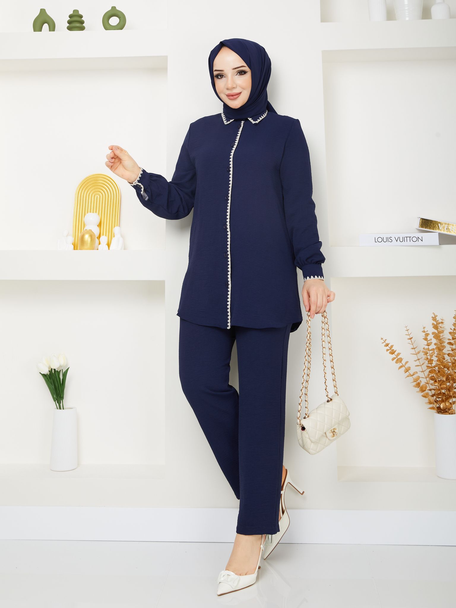 Elegant Two-Piece Set: Stylish Blouse and Pants