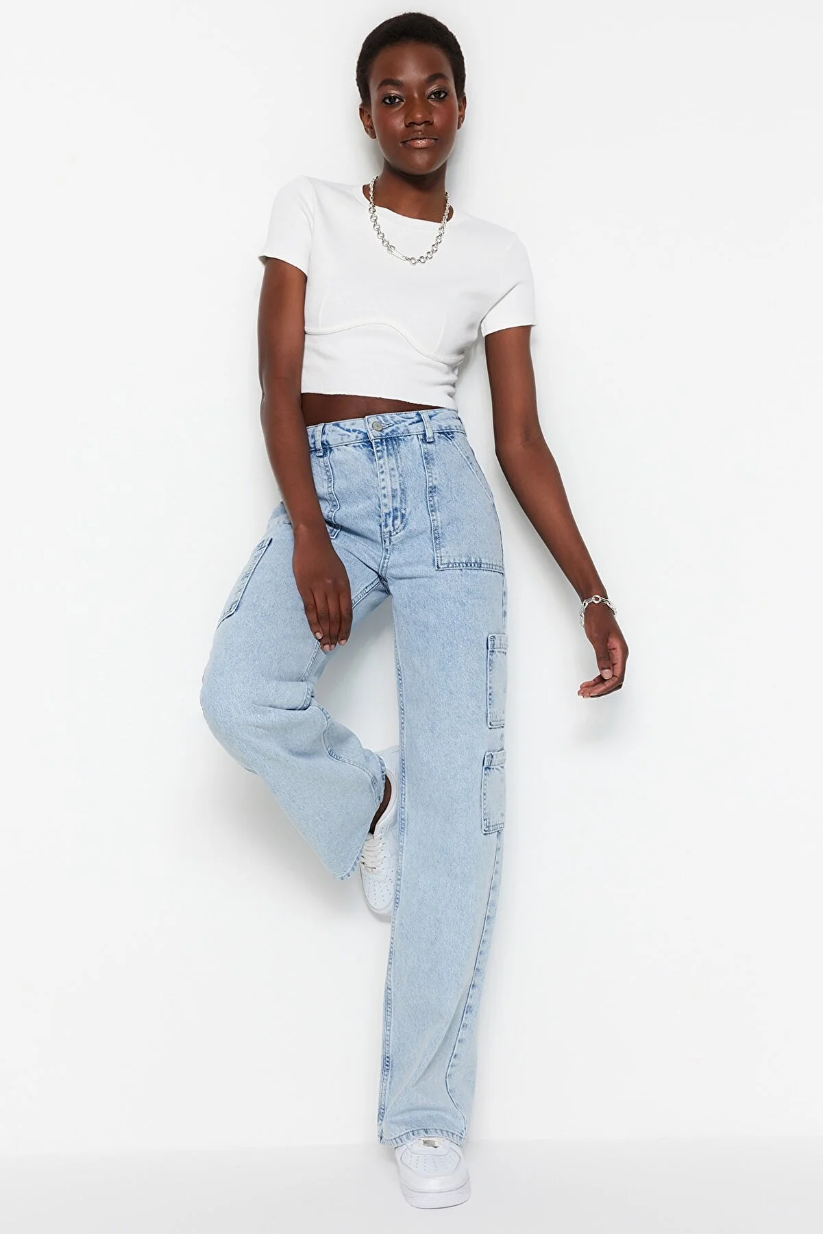 Modelin Ölçüleri: Boy: 178cm(7'0"), Göğüs:82cm(32in), Bel: 64cm(25in), Kalça: 93cm(36in) Mankenin üzerindeki ürün S/36 bedendir. 100% Pamuk, Dokuma Kumaş Düğmeli ve Fermuarlı Kapama, Kargo Cepli, Yüks