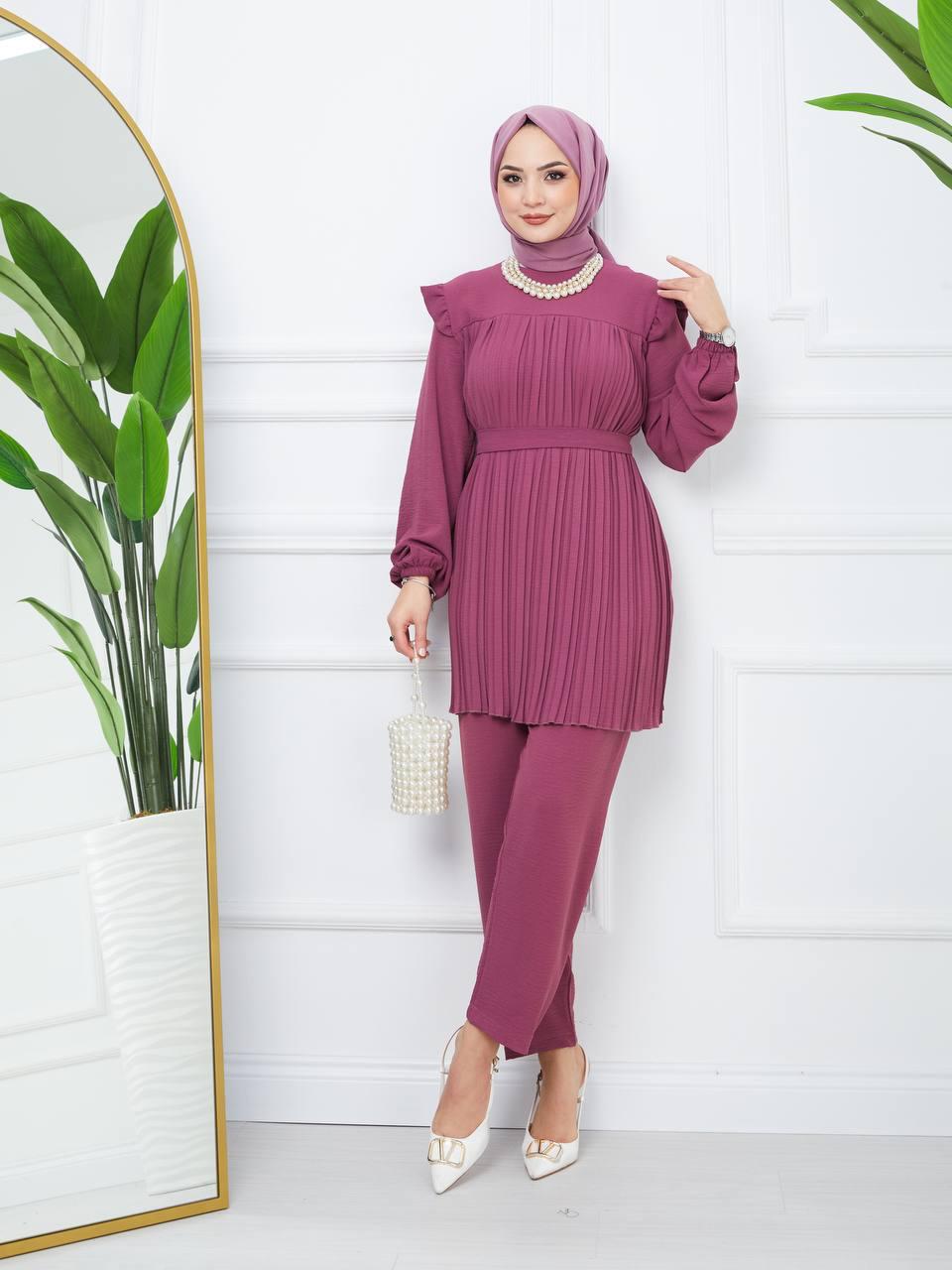 Elegant Two-Piece Set: Stylish Blouse and Pants Ensemble for Fashionable Statements