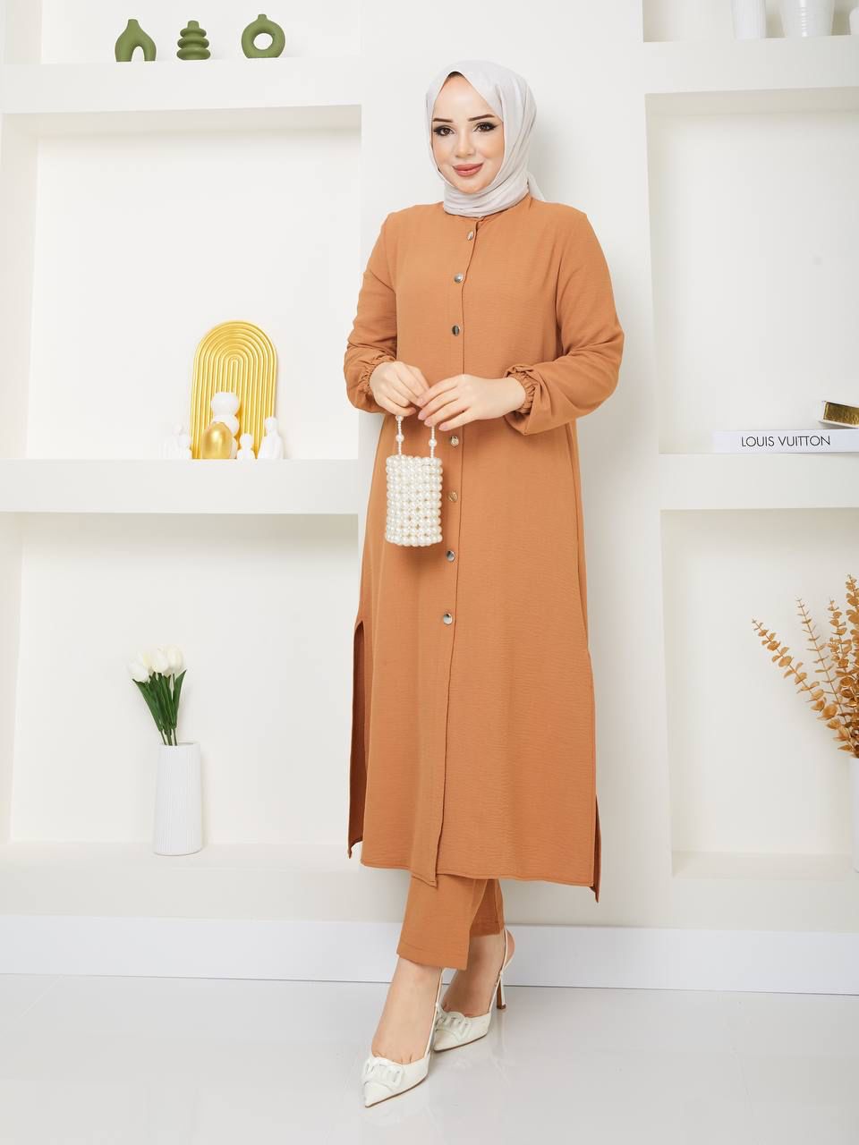 Elegant Two-Piece Fashion Set: Stylish Blouse and pants Ensemble